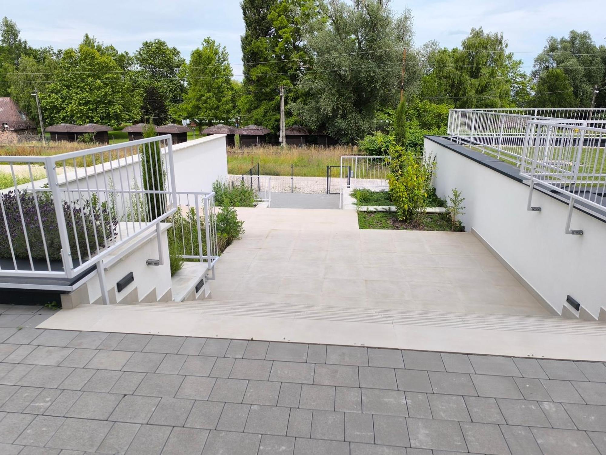 Helikon Terrace Susanne Apartment Кестхей Экстерьер фото